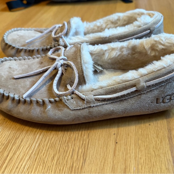 PRICE DROP - UGG Slippers in Tan with Cream Lining, Pink Ribbon - Picture 2 of 3